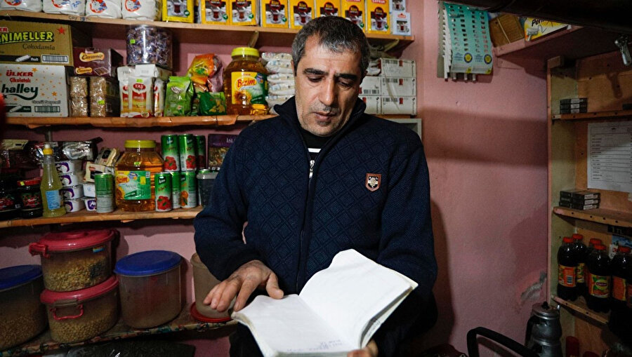 Elazığ'daki bakkal elinde veresiye defteriyle