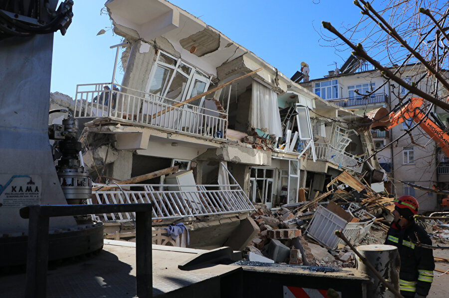 Elazığ depreminde yıkılan binalardan biri