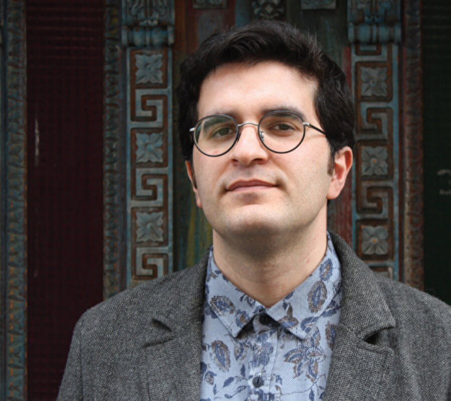 Karamsar değilim ama rahatsız edici bir şey olarak gördüğüm doğrudur edebiyatı/kurmacayı.