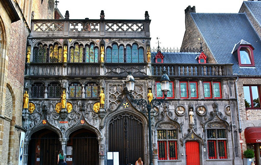 Dantel gibi işlenmiş Holy Blood Bazilikası...