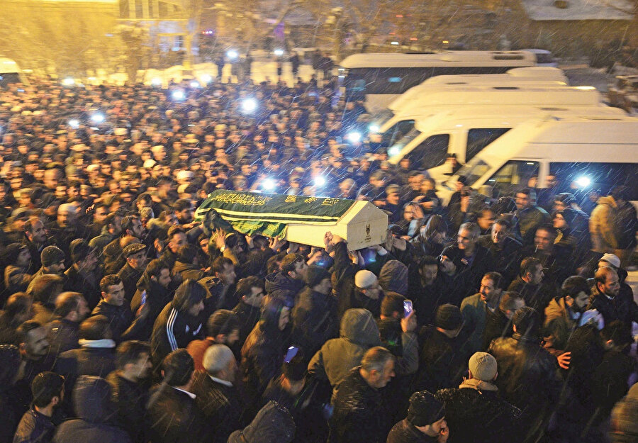 Nakşibendi Şeyhlerinden Abdülkerim Çevik Hoca, yaklaşık 10 bin kişinin katılımıyla düzenlenen cenaze töreni sonrası toprağa verildi.