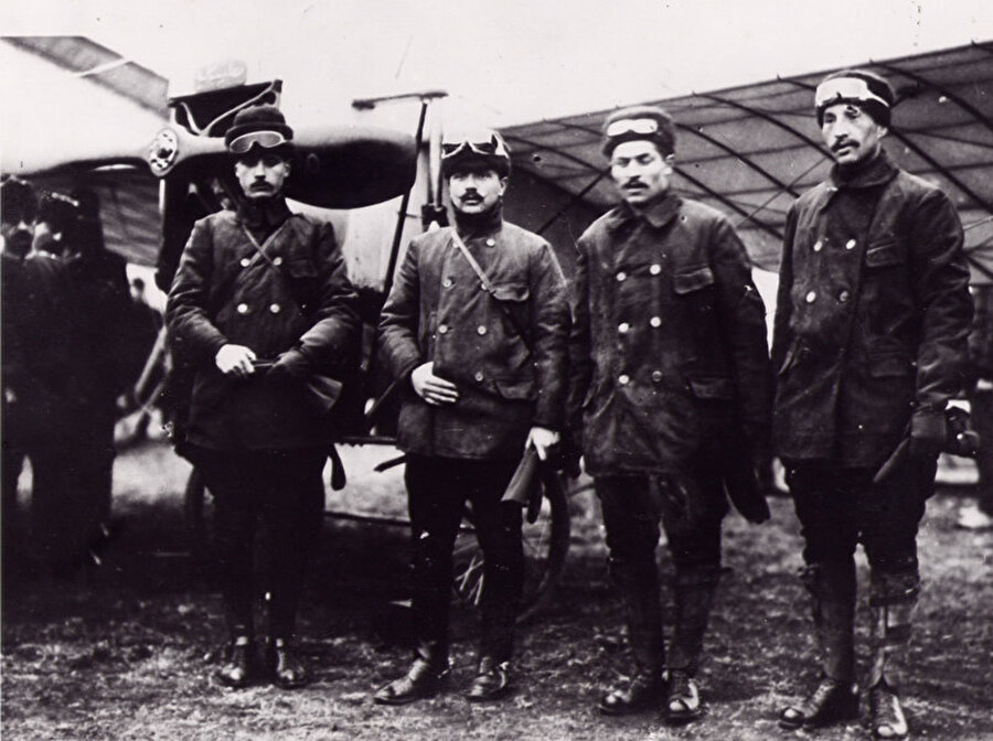 Sadık Bey, İsmail Hakkı Bey, Fethi Bey ve Nuri Bey. Arkalarında Blériot XI/B uçağı.