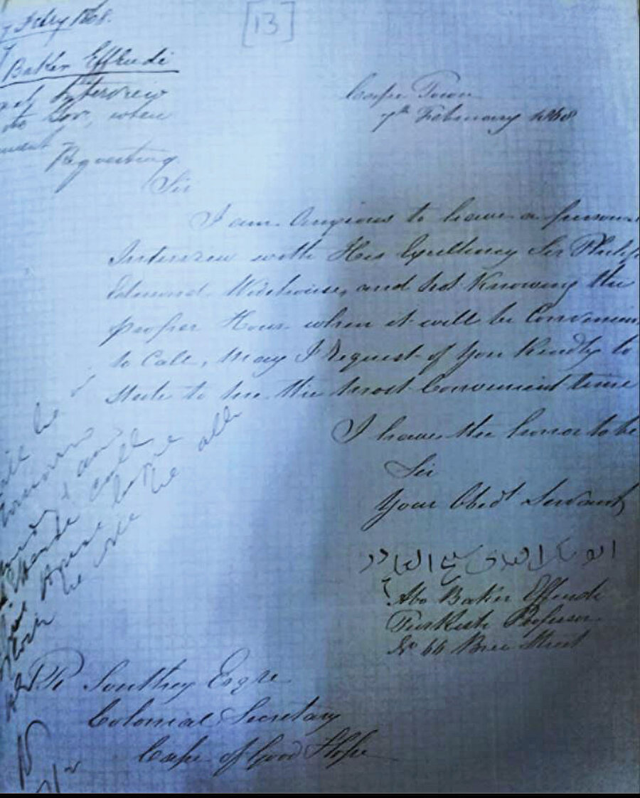 Cape Town Milli Arşivinde bulunan Ebubekir Efendi’ye ait dosyalarda onun imzaladığı mektupların altında Türk profesör imzası mevcuttur...