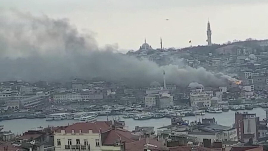 İstanbul Eminönü'de yangın paniği