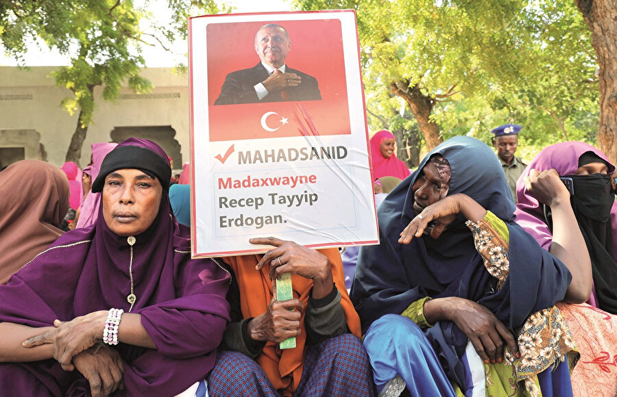 Eş Şebab’ın bu saldırısının Birleşik Arap Emirlikleri ve Suud’un faydasına olduğu görülüyor. Çünkü Türkiye’nin Somali’den çekilmesi ihtimalinde boşluğu iki ülke doldurabilecek. Aslında bölgede Türkiye’ye karşı üstü örtülü bir savaş yürütülüyor.