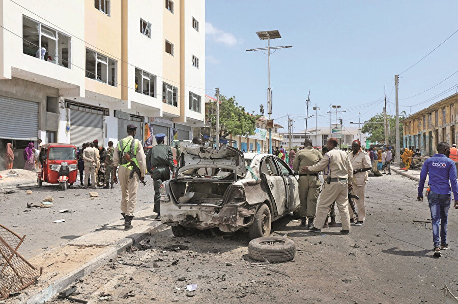 Eş Şebab’ın bu saldırısının Birleşik Arap Emirlikleri ve Suud’un faydasına olduğu görülüyor.