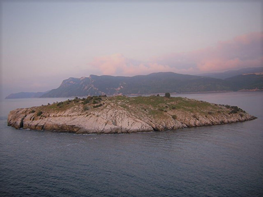 Tamamen terk edilmiş olan kaya parçası ada Tavşan adası.