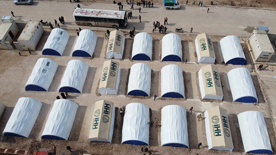 Türkiye sınırına göç eden ailelere İHH’dan çadır desteği