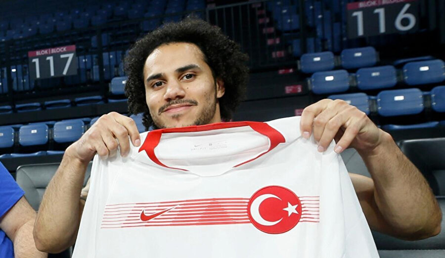 Shane Larkin A Milli Basketbol Takımı'nda oynayacak.