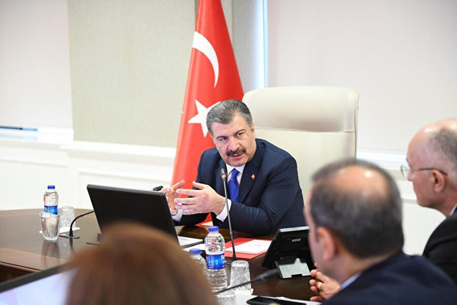 Sağlık Bakanı Fahrettin Koca, koronavirüsü ile ilgili açıklamalarda bulunurken
