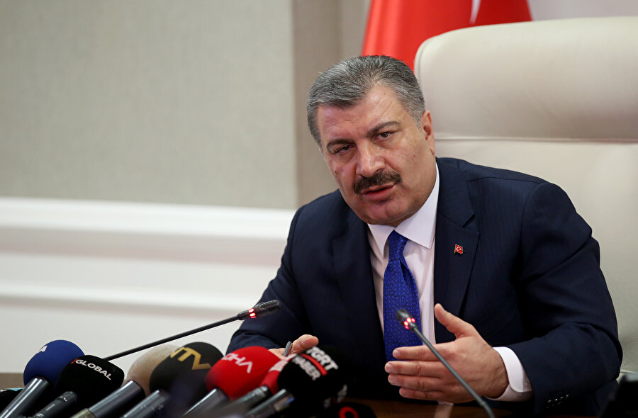 Sağlık Bakanı Fahrettin Koca açıklamalarda bulunurken
