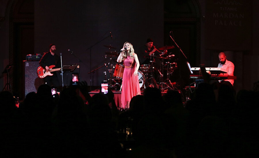 “Sakin sular derindir” deriz birçok dilde. Sakin görünsem de her zaman inanın sakin değilim.