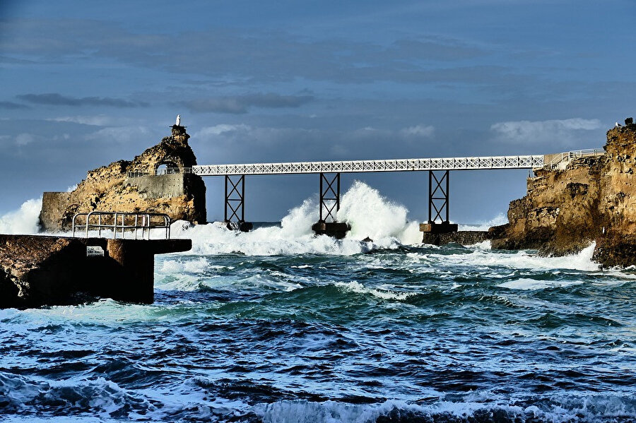Meryem Ana heykeli olan Rocher de la Vierge (Bakire Kayası)