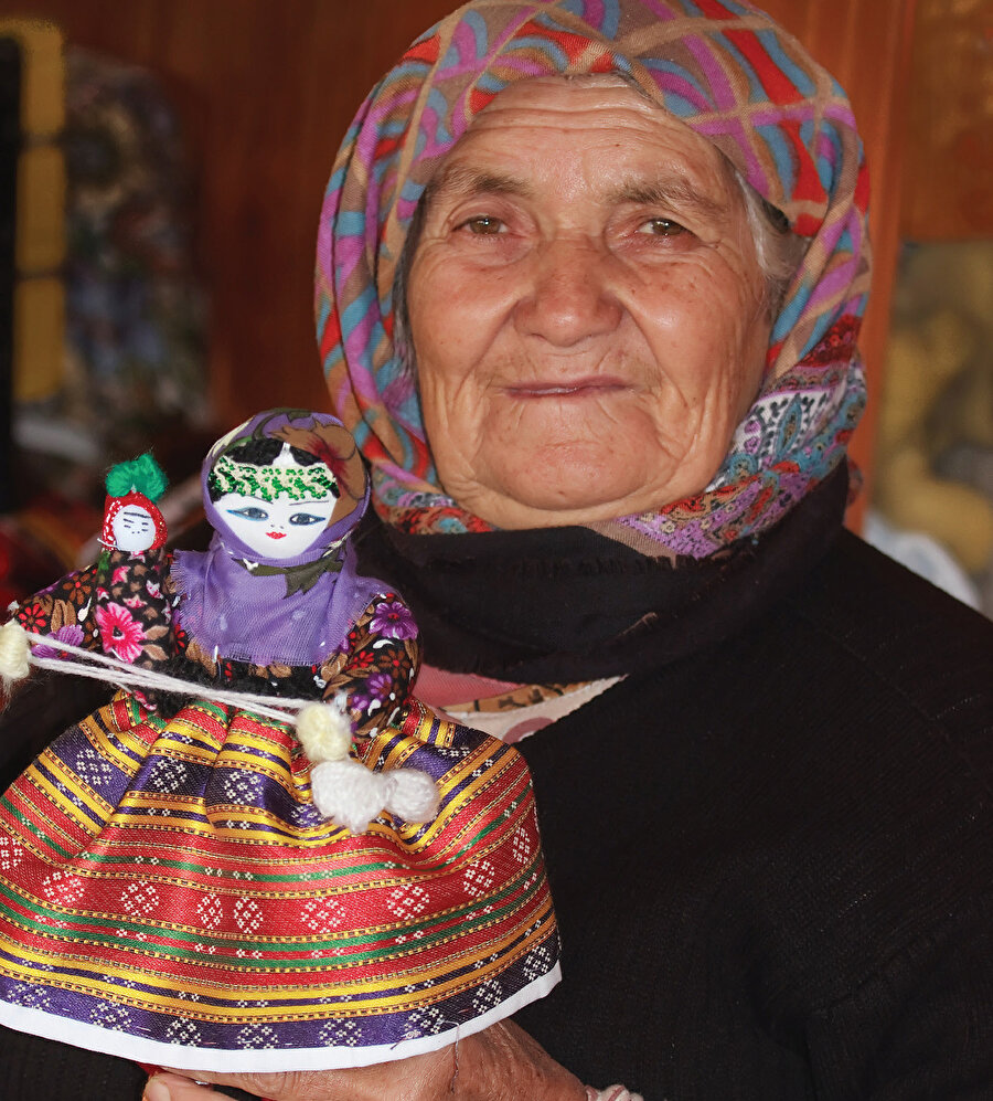 Cefakâr Anadolu kadını, bereketli elleriyle yine bir bebeğe hayat veriyor...