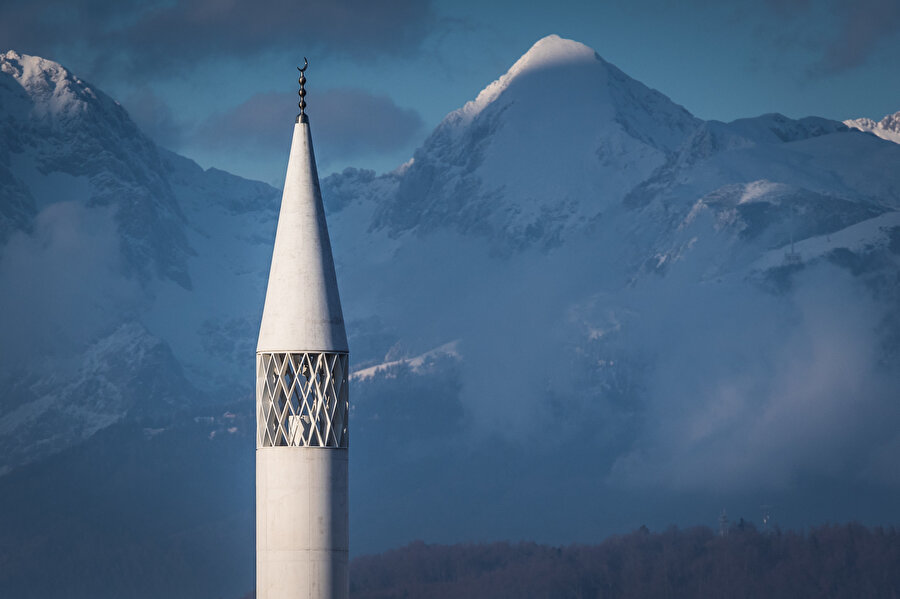Caminin tek minaresinin eşsiz dağ manzarasıyla birleşimi görenleri büyülüyor.