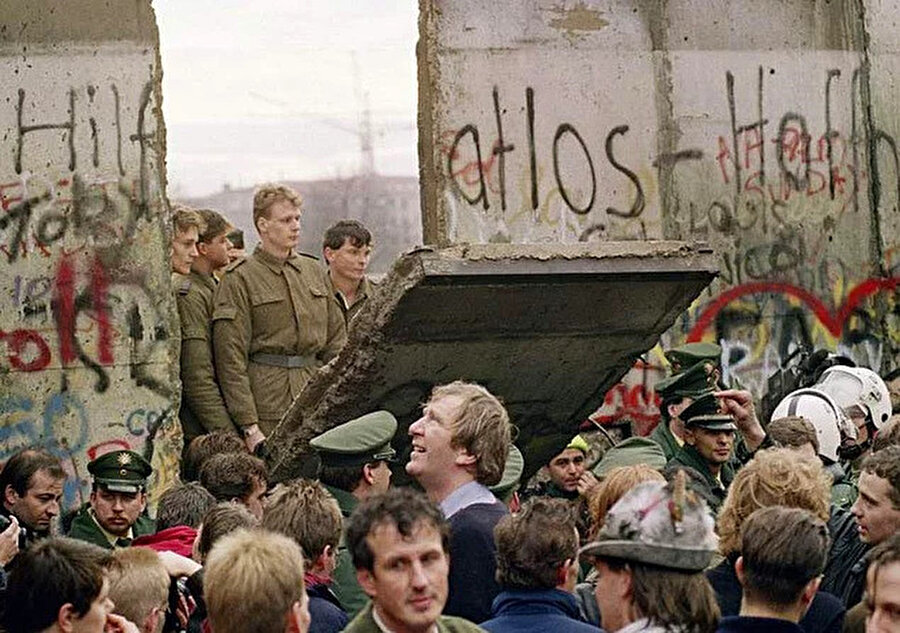  1989’da Berlin Duvarı’nı tuz buz edecek yıkım başladığında Dresden’deki merkez de kuşatılır.