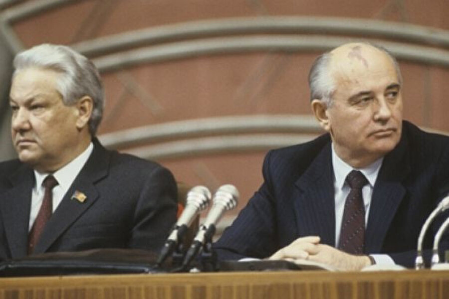Gorbaçov ve Yeltsin (solda) aynı karede görünüyor...