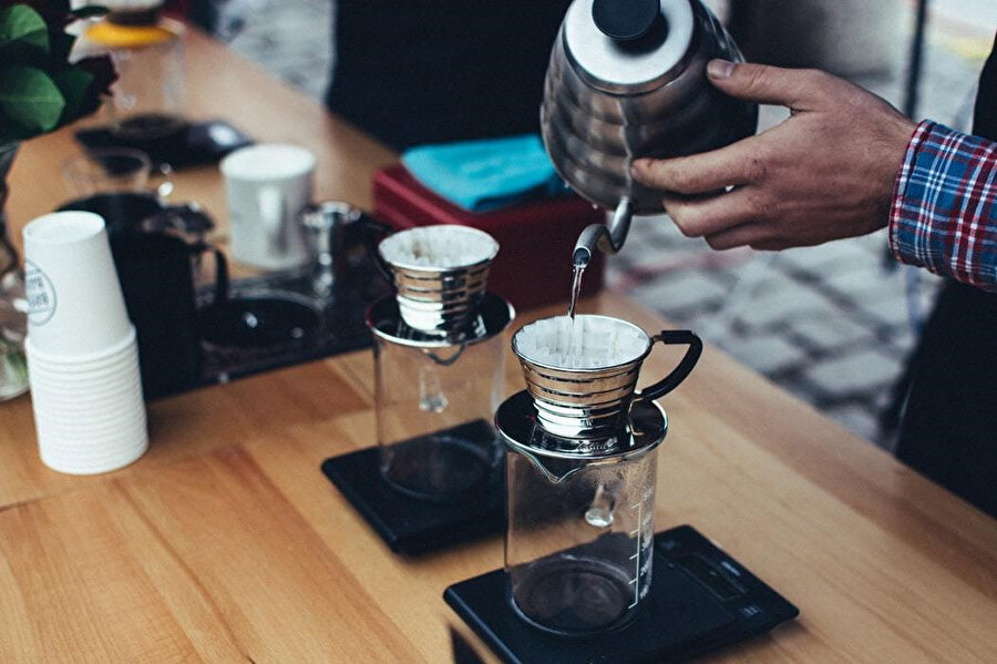Bir barista, maharetiyle damağınıza harika aromalar hediye eden kahveyi, bir içecekten ziyade bir sanat eseri gibi sunar...
