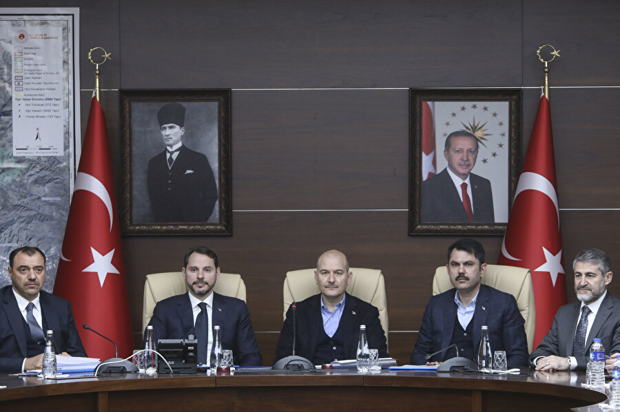 Hazine ve Maliye Bakanı Berat Albayrak, İçişleri Bakanı Süleyman Soylu, Çevre ve Şehircilik Bakanı Murat Kurum ortak basın toplantısı düzenledi.