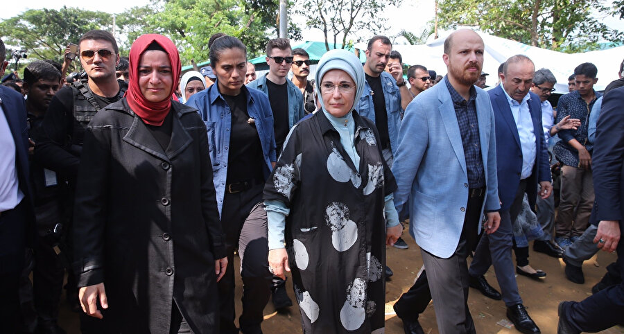 Cumhurbaşkanı Recep Tayyip Erdoğan'ın eşi Emine Erdoğan ve beraberindeki heyet Myanmar'ın Kuzey Rakhayn eyaletindeki insanlık dramına dikkati çekmek için kamplara en yakın şehir olan Bangladeş'in Cox's Bazar kenti yakınlarındaki Kutupalong Kampı'nı ziyaret etmişti...