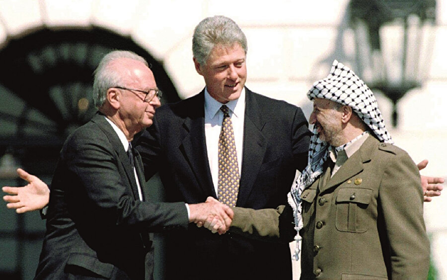 ABD Başkanı Bill Clinton’ın huzurunda imza edilirken İsrail tarafında başbakan İshak Rabin, Filistin tarafında ise henüz FKÖ lideri sıfatı taşıyan Yasir Arafat yer alıyordu.