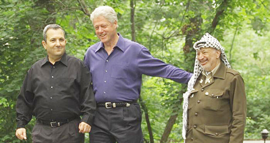 2000 yılında İsrail Başbakanı Ehud Barak ve Filistin Kurtuluş Örgütü (FKÖ) lideri Yaser Arafat arasındaki ABD Başkanı Bill Clinton arabuluculuğunda gerçekleşen Ortadoğu Zirvesi başarısızlıkla sonuçlanmıştı...