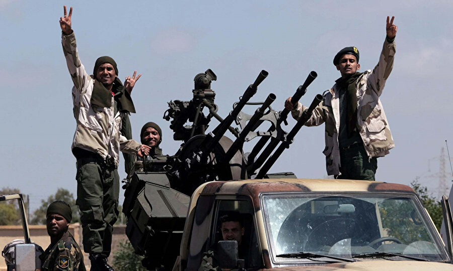 Libya Ulusal Ordusu'na bağlı birlikler Bingazi'den ayrılırken.