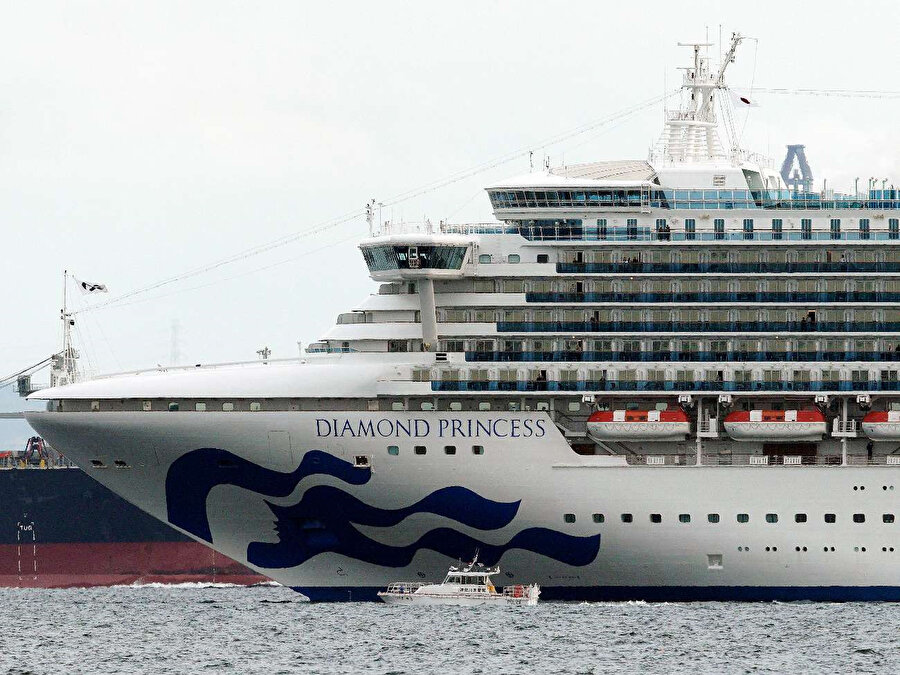 Japonya'ya yanaşan ve 10 yolcusunda koronavirüse saptanan Diamond Princess isimli yolcu gemisi.