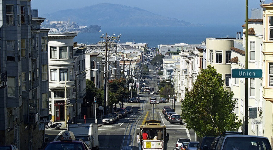 Aklımda, San Francisco’nun katlanmış halı gibi şehrin içine serilmiş ve bir ucu hep denize çıkan geniş caddeleri kaldı.