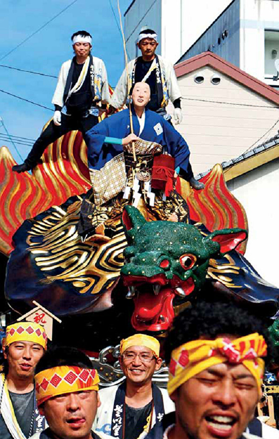 Çin kökenli ejderha dansı.