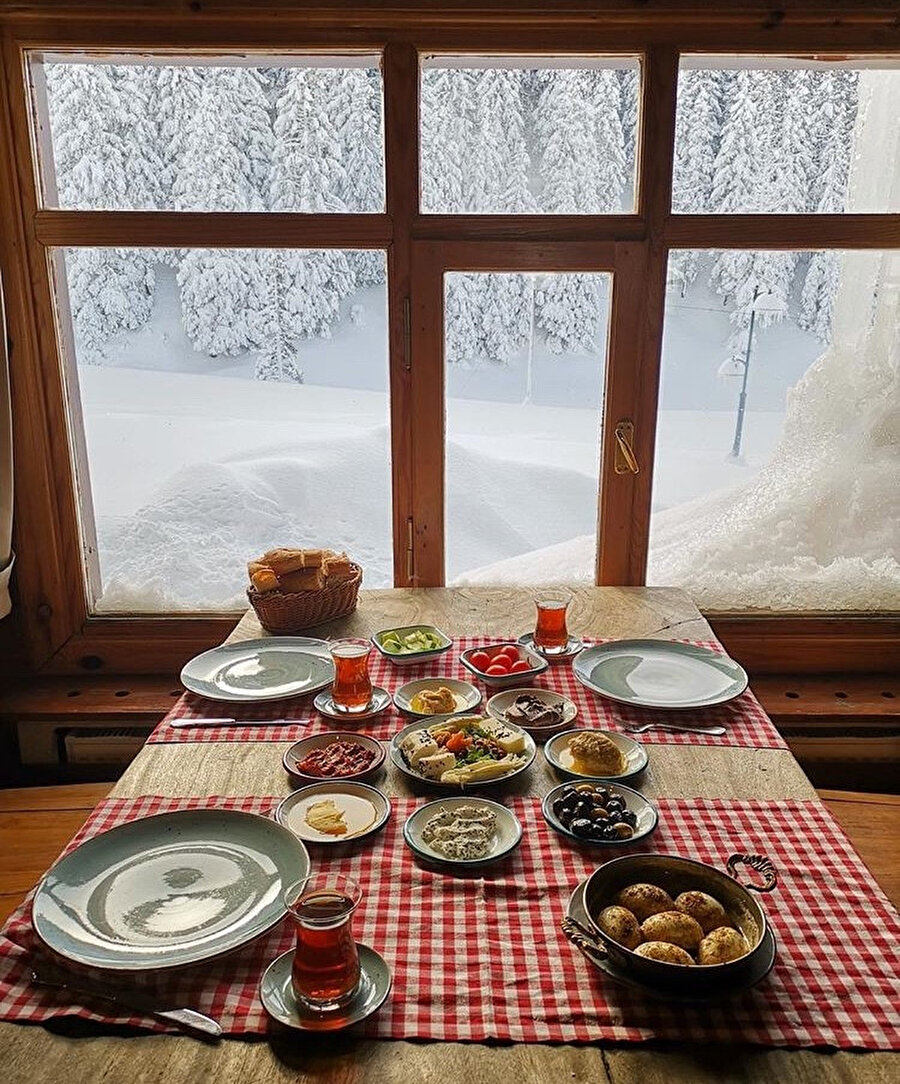 Kartpostalı andıran manzarasıyla kahvaltı keyfi Birun Dağ Evinde yapılır.