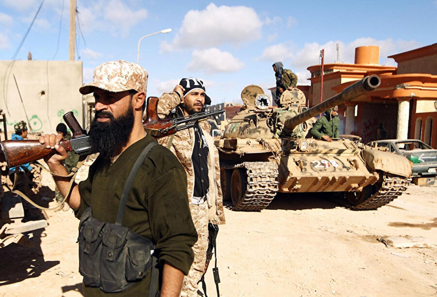 Halife Hafter, liderlik ettiği militan grubuna "Libya Ulusal Ordusu" ismini veriyor.