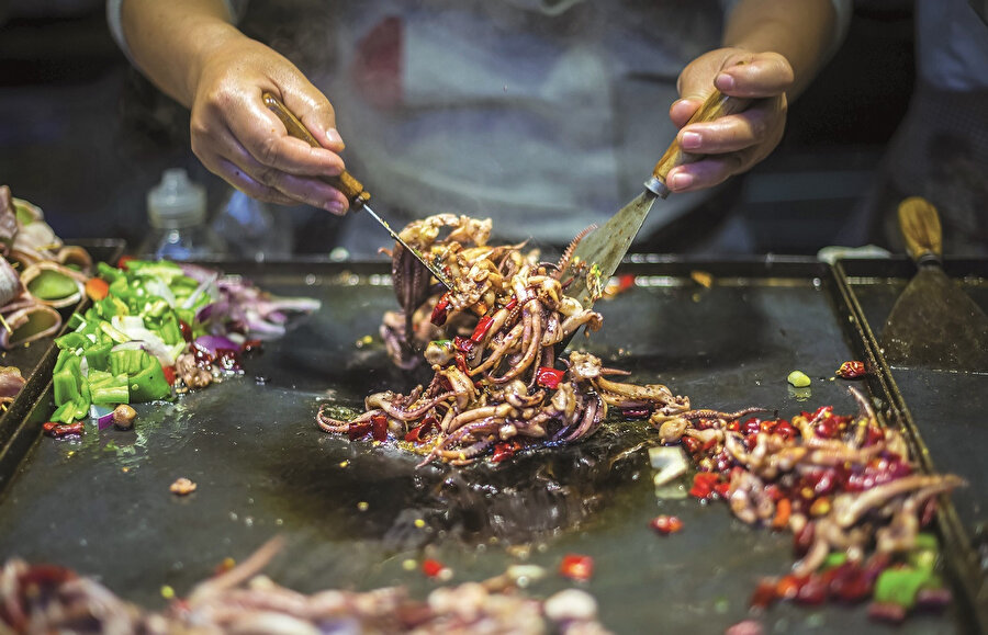 Böcekli erişte, atıştırmalık akrepler, kavrulmuş çekirgeler, maymun kafası, yarasa çorbası. Kıtlıktan öte kültürle ilgili bir durum bu...