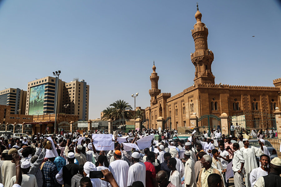 Sudan'da Cuma namazı çıkışı İsrail karşıtı protesto gösterisi düzenlendi.