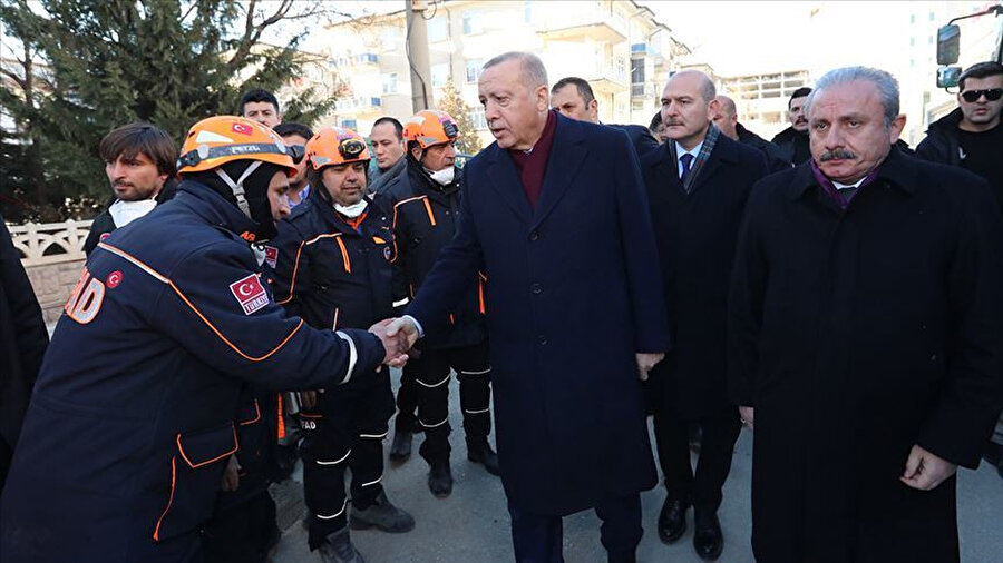 Cumhurbaşkanı Recep Tayyip Erdoğan, deprem bölgesinde incelemelerde bulundu...