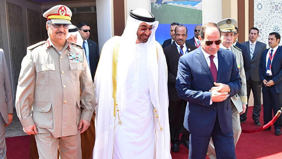 Halife Hafter, destekçileri; BAE'nin Abu Dabi emirliğinin veliaht prensi Muhammed bin Zayed ve Mısır'da darbeyle iktidarı ele geçiren Cumhurbaşkanı Sisi'yle birlikte.