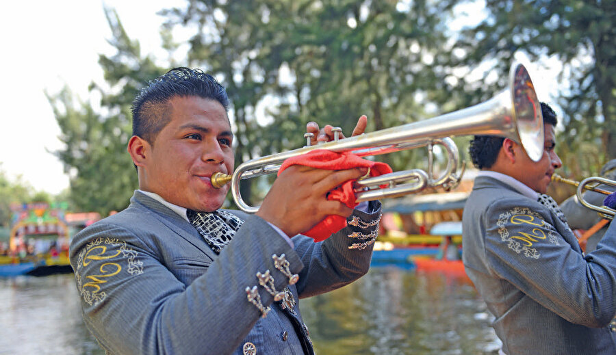 Mariachi, Meksika halk müziğine verilen isim.