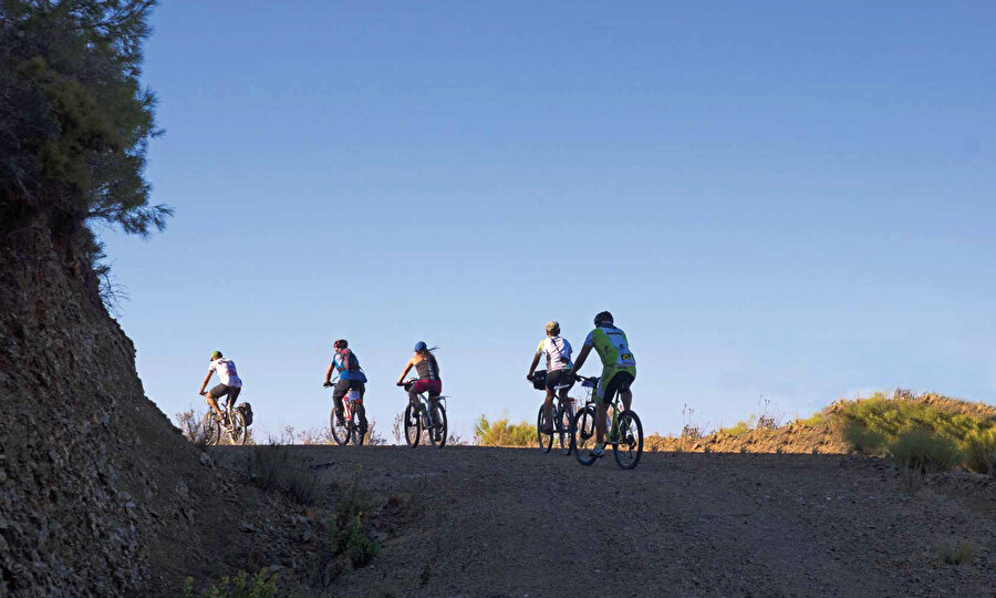 Bisikletçilere yollarda adaçayı, kekik ve sığla kokusu eşlik ediyor. 