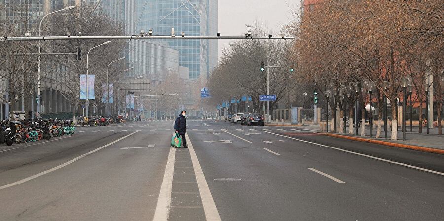 Korona virüsünden korkan halk, dışarıya bile çıkamıyor... Çin sokakları hayalet şehirleri andırıyor...