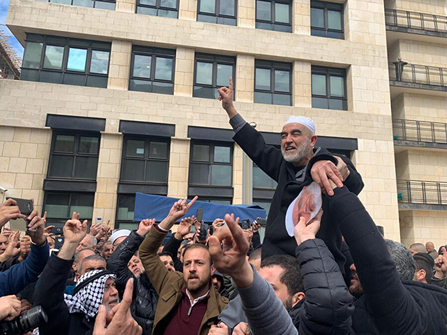 Şeyh Salah'ı omuzlarına alan Filistinliler, 28 ay hapse mahkum edilen Salah'a destek verdi.