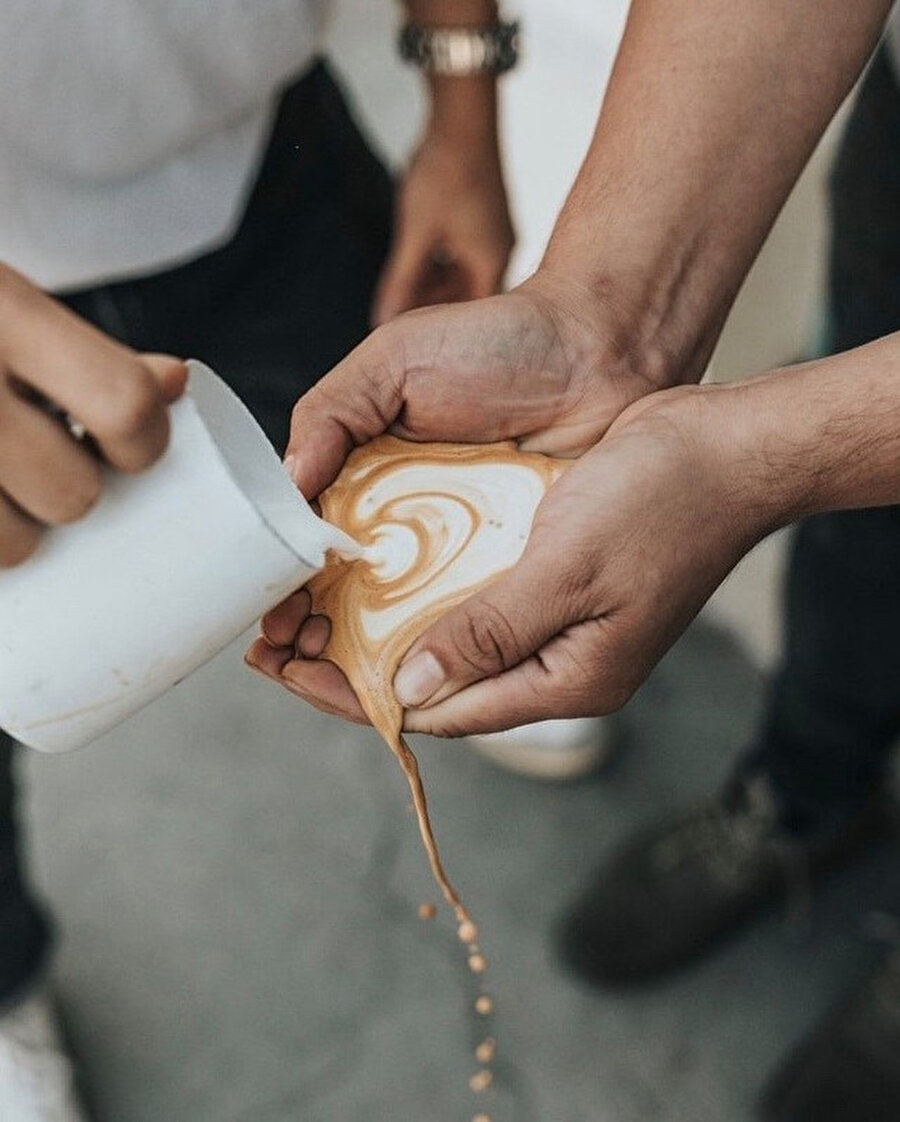 Bu sabah da kahveyle yüzümüzü yıkadık