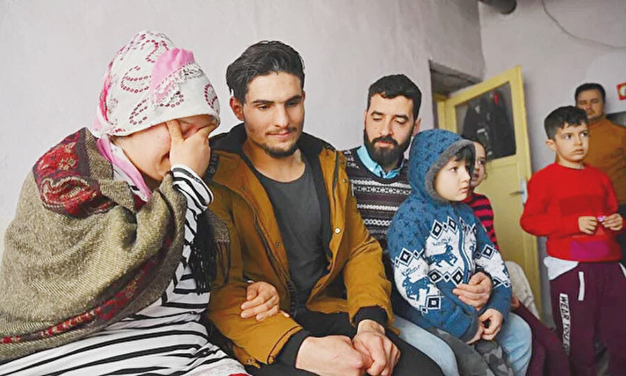 Suriyeli Mahmud enkazdan Dürdane Aydın ve eşi Zülküf Aydın’ı kurtardı. 