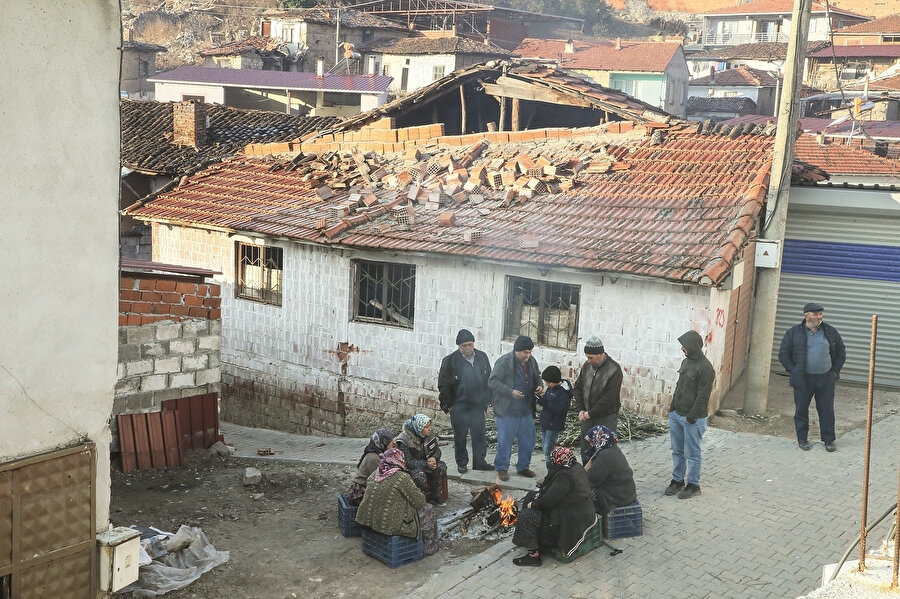 Vatandaşlar deprem sonrası, uzun bir müddet evlerine giremediler...