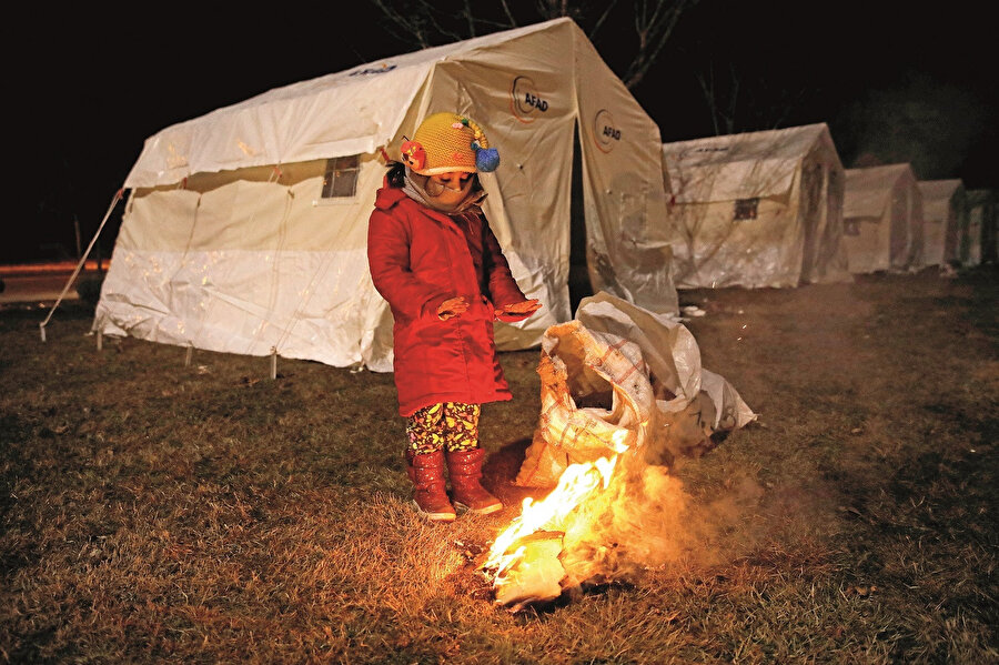 Deprem sonrası birçok aile ısınmak için ateş yaktı...