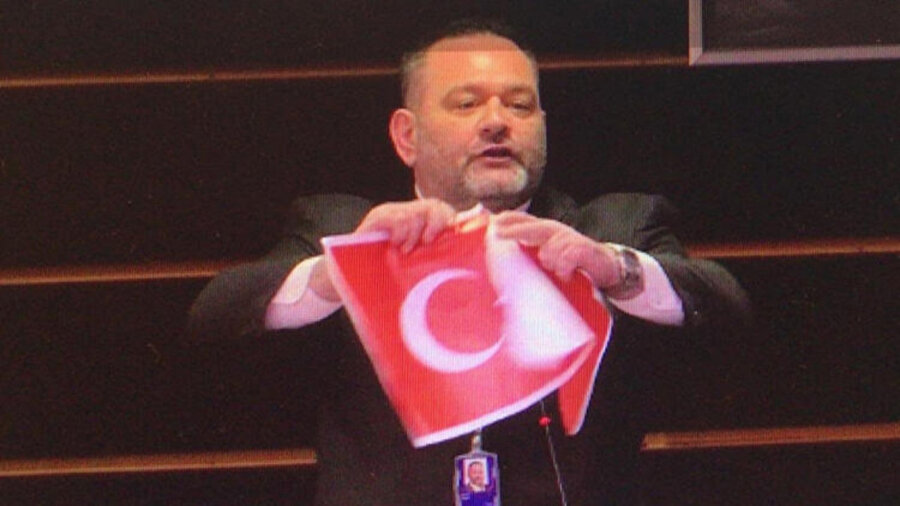 Yunan milletvekili Ioannis Lagos Türk bayrağını yırtarken