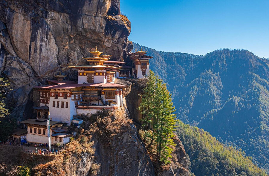 Tibet'in önemli mekanlarından biri olan Kaplan yuvası manastırı. 