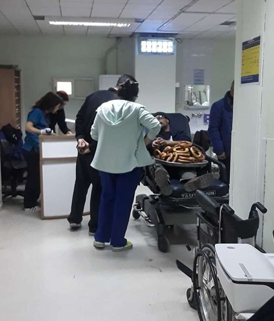 Acil serviste simit tezgahı elinde tedavi edilirken 
