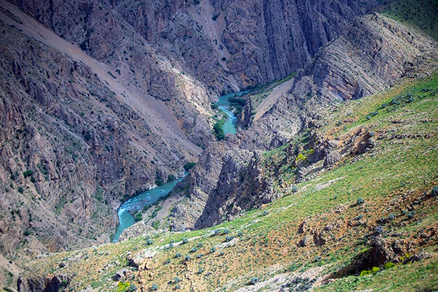 Zagros Dağları’ndan doğan nehir, yaklaşık 400 kilometre yol yaparak İsfahan’a uzanıyor. 