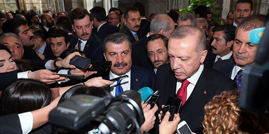 Cumhurbaşkanı Erdoğan gazetecilerin sorularını cevaplarken