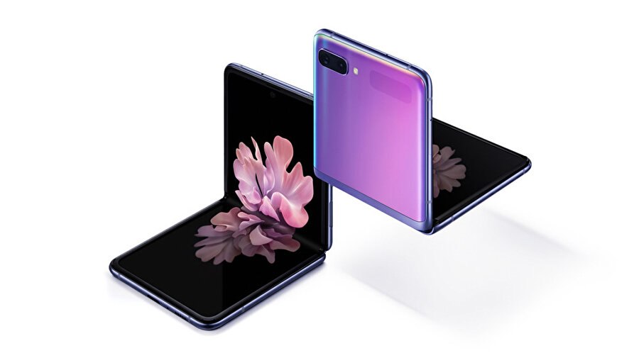 Samsung'un geliştirilen Galaxy Z Flip modeli, bir önceki katlanabilir telefon Galaxy Fold'a göre önemli farklar içeriyor. 